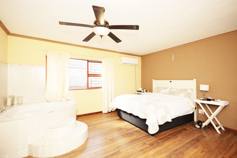 5 Bedroom Property for Sale in Vredekloof Western Cape